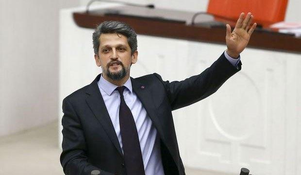 <p>HDP'li vekil Garo Paylan, Meclis'te söz alarak 1915 olaylarını 'soykırım' olarak niteledi. Paylan Meclis'ten tepki görürken, 3 oturum katılmama cezası aldı.</p>
