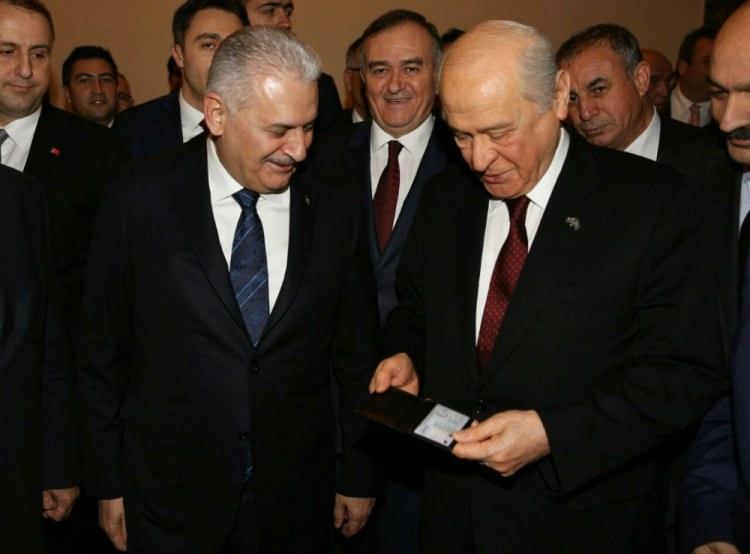 <p>Yıldırım bu esnada Bahçeli'ye çipli yeni kimliğini takdim ederek bir jeste imza atmış oldu. </p>
