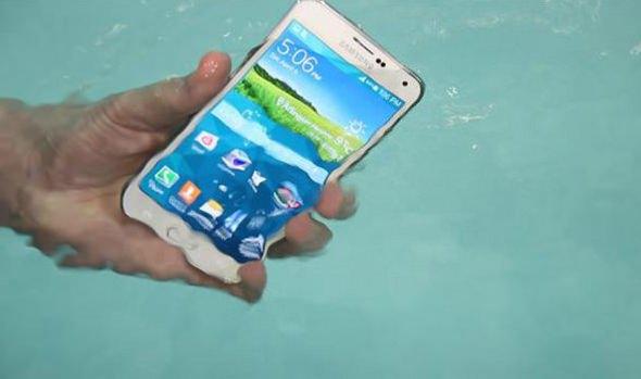 <p>Bu tuşlardan herhangi birine bastıktan sonra geri dönmek isterseniz tekrar ekrana dokunmanız yeterli.</p>
