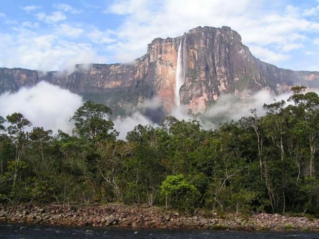 Angel Şelalesi- VENEZUELA - Angel Şelalesi 979 metrelik bir kanyondan dökülmektedir.sular 807 metreden dökülmeye başlar.Sular Churun nehrinin kuzey dalına akar ve bu Angel Falls yani angel şelalesi venezuellada bulunmaktadır