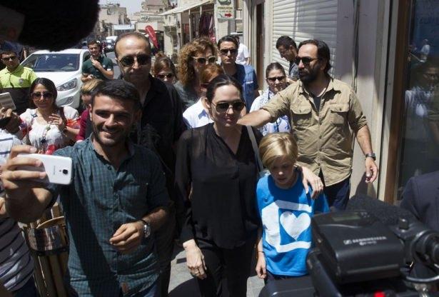 <p>Jolie, ülkelerindeki iç savaştan kaçarak Türkiye'ye sığınan ve Midyat ilçesindeki barınma merkezine yerleştirilen Suriyeli ve Iraklı sığınmacıları ziyaret etmek üzere özel uçakla Mardin'e geldi.</p>

<p> </p>

<p> </p>
