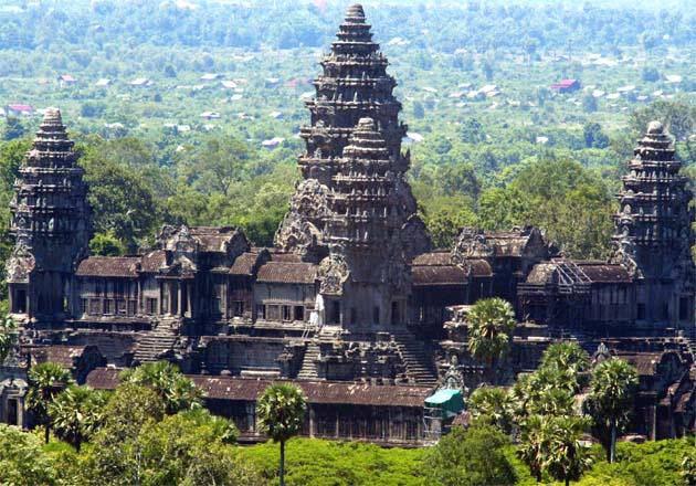 ANGKOR-  Kamboçya’nın Angkor bölgesi, MS 800 yılından 1400’lere kadar Khmer İmparatorluğu’na ev sahipliği yaptı 1431’de Tayland ordusunun saldırısına uğrayan bölge tamamen terkedildi Geriye, oldukça büyük bir şehir ve Buda tapınakları kaldı 1800’lerde Fransız arkeologlarının çalışmasına kadar, bu kayıp şehre neredeyse hiç dokunulmadı Büyüklük olarak, Los Angeles ile yarışan bu Angkor, sanayi öncesi dönemin en büyük şehri kabul ediliyor Bölgede bulunan Angkor Wat tapınağı ise, şu ana kadar var olan en büyük dini abide olarak biliniyor. 