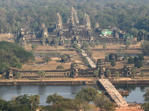 Angkor Wat - KAMBOÇYA  -  Guiness Rekorlar Kitabı'na göre dünyadaki en büyük dini yapı. 12 yüzyılın başlarında Kral II. Suryavarman için tapınak ve başkent olarak inşa edildi. Buradaki en büyük ve en iyi korunmuş tapınak, kuruluşundan beri önce Hindu, sonra Budist olarak hizmet verdi. Tapınak, klasik Khmer mimarisinin en somut örneğir ve Kamboçya'nın sembolü. Ülkenin en önde gelen turistik cazibe merkezi.  Angkor Wat, Khmer mimarisinin iki temel özelligini barındırıyor: Tapınak dağı ve asma koridorlu tapınaklar. Yapısı, Hindu mitolojisindeki tanrıların evi olan Meru Dağı'nı çağrıştırmak üzere planlanmış. Bir hendeğin etrafındaki 3.6 kilometrelik bir dış duvarın içinde, her biri diğerinin üzerinde inşa edilmiş üç dikdörtgen galeri bulunuyor. Tapınağın tam merkezinde her biri dikdörtgenin birer köşesine, bir adedi de tam ortaya gelecek şekilde yerleştirilen beş kule var. 