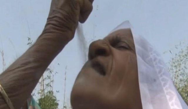 <p>Eğer sahilden getirdiğim kum bitmişse evin duvarlarını ısırıyorum" diye konuştu.</p>
<p> </p>