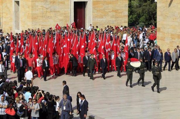 <p>Bakan Kılıç ve beraberindeki heyet ve Türk bayrakları taşıyan gençlerle, Aslanlı Yol'dan yürüyerek Atatürk'ün mozolesine geldi. Mozoleye çelenk koyan Kılıç, saygı duruşunda bulunulması ve İstiklal Marşı'nın okunmasının ardından Misak-ı Milli Kulesi'nde Anıtkabir Özel Defteri'ni imzaladı. Kılıç, Anıtkabir Özel Defteri'ne şunları yazdı: </p>

<p> </p>

<p> </p>
