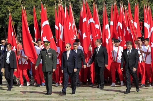 <p>"Aziz Atatürk, bugün Türkiye gençliğine armağan ettiğiniz 19 Mayıs Atatürk'ü Anma, Gençlik ve Spor Bayramı'nı büyük bir coşku ve heyecanla kutluyoruz. Aynı zamanda bugün, zat-ı alilerinizin Bandırma Vapuru ile Samsun'a çıkışınızı ve Türk kurtuluş savaşını başlatmanızı da anıyoruz. </p>
