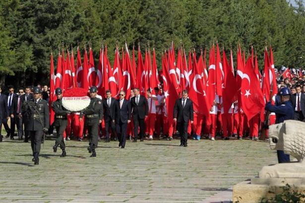 <p>Bizler, kazandırdığınız cumhuriyet değerlerini gençliğimizle birlikte muhafaza ederek daima huzuru ve barışı öncelemekteyiz. Türkiyemiz bugün kendi kadim kültür ve medeniyeti, milli, manevi ve milletimizin öz güveni ile daha güçlü bir ülke haline gelmiştir. Gelecekte bu gücümüzü daha da artıracağımıza ülkemiz ve gençliğimiz adına söz veriyoruz. Huzurunuzda 19 Mayıs Atatürk'ü Anma, Gençlik ve Spor Bayramı münasebetiyle bütün şehit ve gazilerimizi rahmet ve minnetle yad ediyorum. Ruhunuz şad olsun."</p>

<p> </p>
