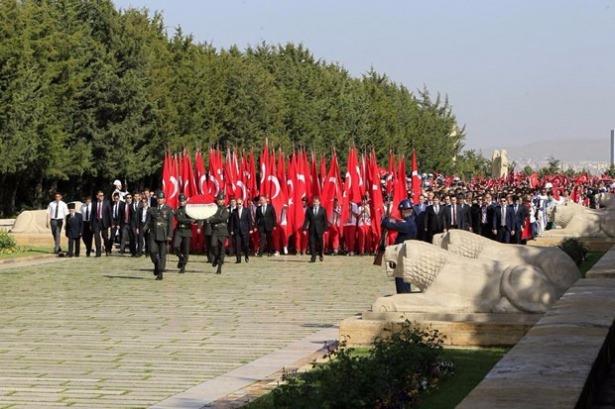 <p>Kılıç, daha sonra kızı Ece ve gençlerle hatıra fotoğrafı çektirdi.</p>

<p> </p>
