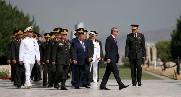 <p>Başbakan Erdoğan, Aslanlı Yol'un başında komutanlar tarafından karşılandı.</p>
