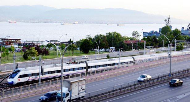 <p>İlk aşamada son durağın Pendik olacağı hat Söğütlüçeşme istasyonuna kadar uzatılacak. Ankara-İstanbul YHT hattı, 2015'te Marmaray'a bağlanacak ve Halkalı'ya kadar ulaşacak. Hatta ilk etapta 6 gidiş 6 geliş olmak üzere günlük karşılıklı 12 sefer düzenlenecek. </p>
