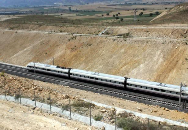 <p><strong>ESNEK FİYAT UYGULAMASI</strong></p>
<p>Ankara-İstanbul hattında çalışacak yüksek hızlı tren setleri 6 vagondan oluşacak ve 409+2 yolcu kapasiteli olacak.</p>