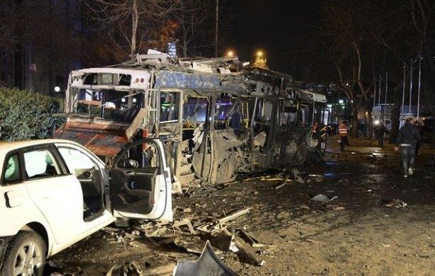 <p>Ankara’da 35 kişinin hayatını kaybettiği saldırıya ilişkin gözaltına alınan 9 şüpheliden 5’i, çıkarıldıkları mahkemece tutuklandı. Gözaltındaki 9 şüpheliden 6’sı tutuklanmaları, 3’ü ise adli kontrol şartı talebiyle dün nöbetçi hâkimliğe sevk edildi.</p>
<p> </p>