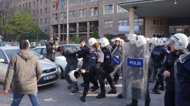 <p>Ankara Üniversitesi Dil ve Tarih Coğrafya Fakültesi’nde (DTCF) sabah çıkan olaylar nedeniyle eğitim öğretime 3 gün süreyle ara verildi.</p>
<p> </p>