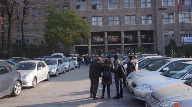 <p>Sıhhiye kampüsündeki fakülte binasına güvenlik noktasından üzerlerini aratmadan girmeye çalışan grup ile polis ekipleri arasında gerginlik yaşandı</p>