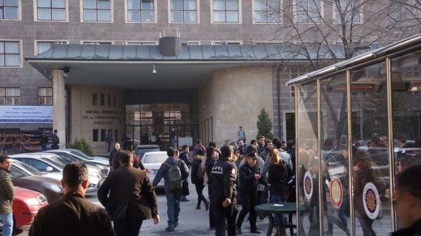 <p>Direnen öğrencileri kovalayan Çevik Kuvvet ekipleri, biber gazı sıkarak etkisiz hale getirmek istedi. Bu sırada çıkan arbede sırasında çok sayıda eylemci öğrenci gözaltına alındı</p>
