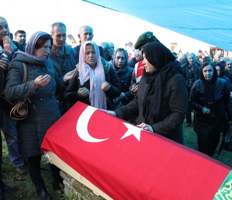 <p>Ankara'daki terör saldırısında hayatını kaybeden 19 yaşındaki Elif Gizem Akkaya'nın cenazesi, memleketi Giresun'da toprağa verildi. </p>
