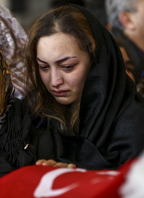 <p>Ankara'daki terör saldırısında yaşamını yitirenlerden altısı için Karşıyaka Mezarlığı Camisi'nde cenaze töreni düzenlendi. Başkentte önceki gün akşam saatlerinde gerçekleştirilen terör saldırısında yaşamını yitirenlerden üniversite öğrencisi Zeynep Başak Gülsoy'un yakınları cenaze başında gözyaşı döktü.</p>
