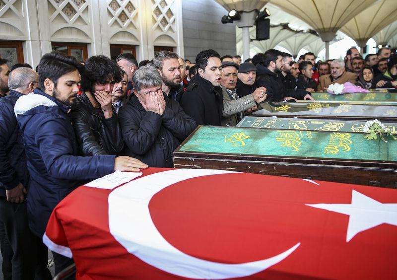 <p>Yaşamını yitirenlerden üniversite öğrencisi Elvin Buğra'nın yakınları cenaze başında gözyaşı döktü.</p>

