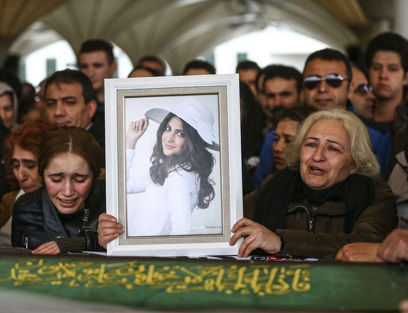 <p>Yaşamını yitirenlerden lise öğrencisi Destina Peri Parlak'ın yakınları cenaze başında gözyaşı döktü.</p>
