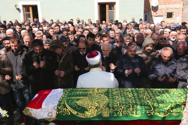 <p>Ankara'daki terör saldırısında yaşamını yitiren Sümeyra Çakmak'ın cenazesi, memleketi Bayburt'ta toprağa verildi.</p>
