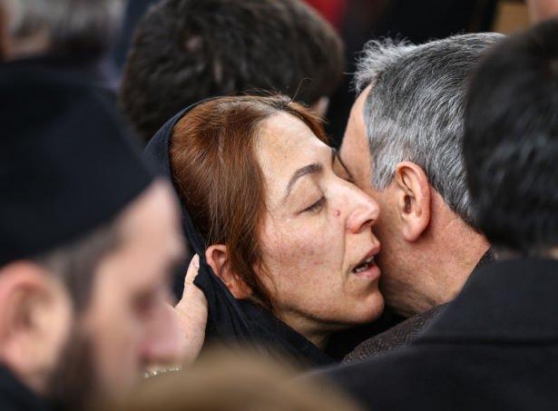 <p>Ankara'daki terör saldırısında yaşamını yitiren Nusrettin Can Çalkınsın için Hacı Bayram Veli Camisi'nde cenaze töreni düzenlendi. Çalkınsın'ın yakınları cenaze töreninde gözyaşı döktü.</p>
