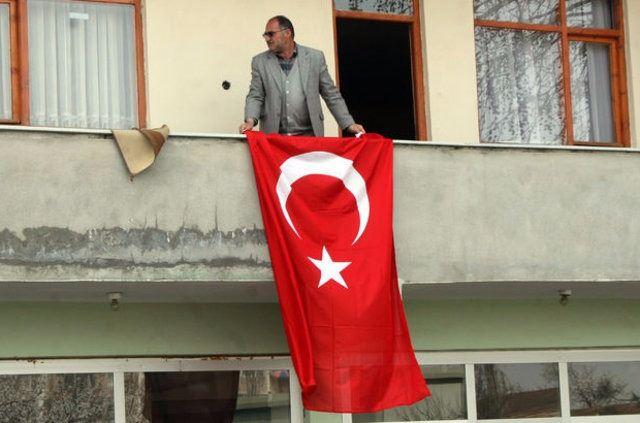 <p>Nevzat Alagöz'ün, memleketi Iğdır'daki babaevinde ise yas var. Alagöz'ün şehadet haberi, Iğdır'da yaşayan babası Hüseyin Alagöz'e yetkililer tarafından verildi. Acı haberin duyulmasının ardından Alagöz'ün, Baharlı Mahallesi'ndeki babaevi ve çevresindeki binalar Türk bayrakları ile donatıldı. </p>

<p> </p>
