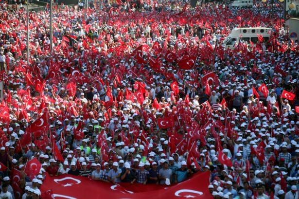 <p>Ankara'da yüz binlerce kişi "Teröre hayır, kardeşliğe evet" yürüyüşünü gerçekleştirdi. Yürüyüş muhteşem anlara sahne oldu.</p>
