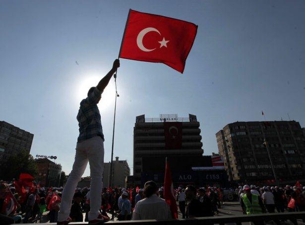 <p>Başkent Ankara bugün "Teröre Hayır, Kardeşliğe Evet" diye yürüdü. Sıhhiye Meydanı'nda saat 16.30'da başlayan yürüyüşte dev bir Türk Bayrağı açıldı.</p>
