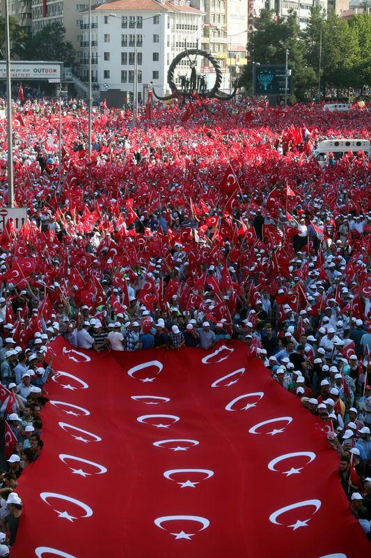 <p>Yürüyüş 1. Meclis'te sona erdi. Son olarak TOBB başkanı Rıfat Hisarcıklıoğlu bir konuşma yaparak gelen herkese teşekkür etti.</p>
