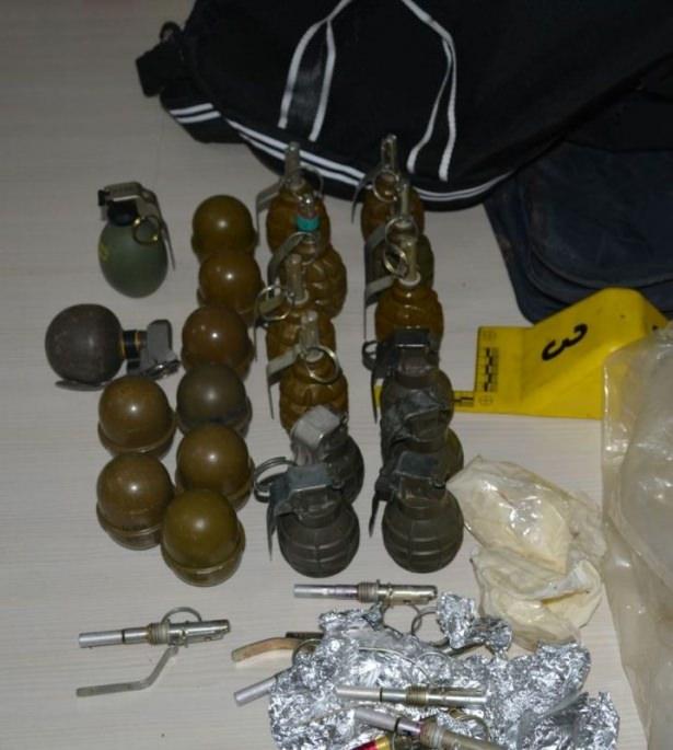 <p>Ankara Garı önündeki terör saldırısı soruşturması kapsamında gözaltına alınan kişilerin adreslerinde ele geçirilen silah, patlayıcı ve diğer malzemelerin yanı sıra saldırganların, sonucu elde edilen fotoğraflarına ulaştı. Fotoğraflarda, bomba yapımında kullanılan amonyum nitrat, el bombaları, otomatik silahlar, bu silahlara ait çok sayıda mermi, cep telefonları, kimyasal patlayıcılar ve intihar yelekleri görülüyor.</p>