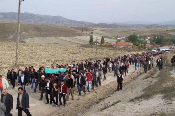 <p>Cenazeye Ankaralı Turgut, Hakan Taşıyan, Hasan Yılmaz gibi ünlü sanatçılar da katıldı. Ankaralı Turgut, büyük bir üzüntü içinde olduğunu belirterek, "Allah rahmet eylesin. Ailesine sabırlar versin. Hepimizin başı sağolsun" dedi.</p>
