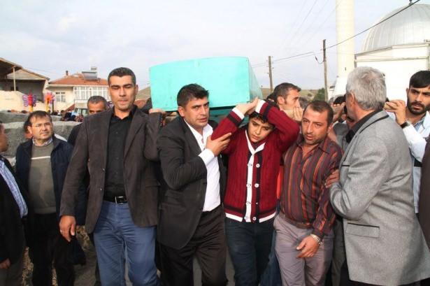 <p>Çankırılı olmasına rağmen Ankara şarkıları ve türküleri ile tanınan ve bu yüzden 'Ankaralı Namık' ismini kullanmayı tercih eden Namık Uğurlu'nun dün gece 21.30 sıralarında Kuzey Ankara TOKİ bloklarında, Keçiören Şenyuva Mahallesi Seyhan Caddesi 15/c adresindeki apartmanın 7. katındaki evinin balkonunda atladığı ve hayatını kaybettiği iddia ediliyor. </p>
