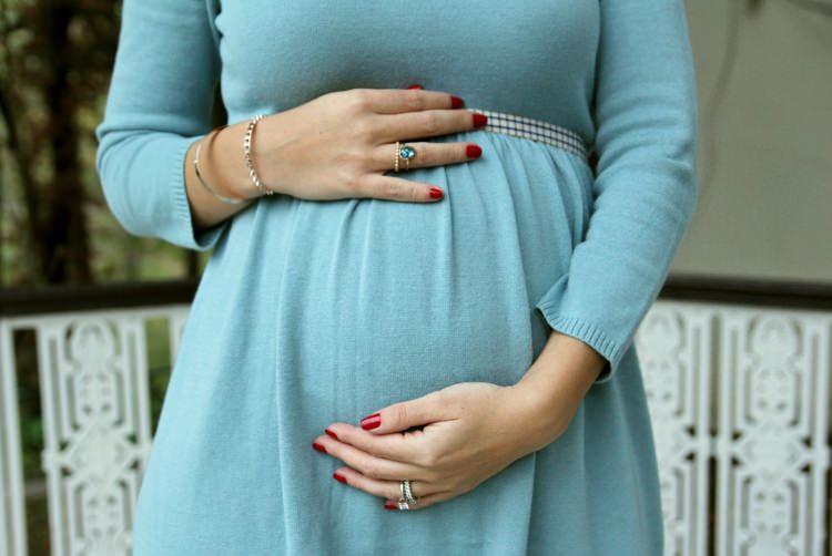 <p>Tiroid, epilepsi, hipertansiyon ve romatizma gibi kronik hastalıkları olan anne adayları sürekli kullanması gereken ilaçları ve gün içinde alınma zamanını doktorlarına danışmalıdır.</p>