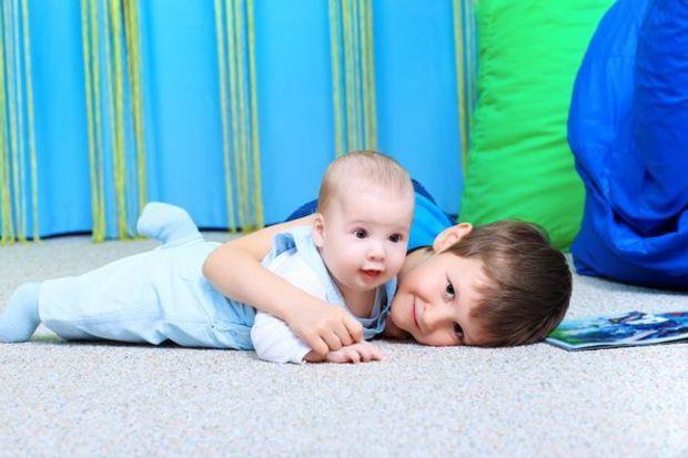 <p>İkinci bebek için uygun zaman anne, baba ve bebeğe bağlı olmakla birlikte; annenin eski kilosuna dönmesi ve vücuttaki vitamin açığının kapanması önemlidir. Genellikle ilk bebeğin iki yaşını doldurmuş olması önerilir.</p>