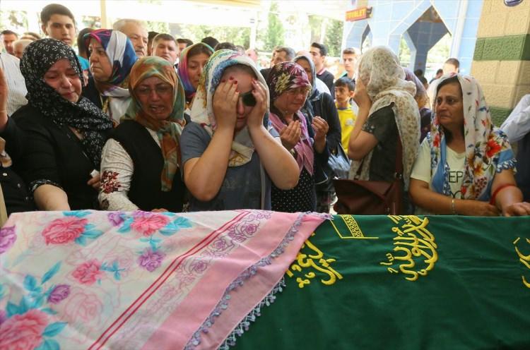 <p><strong>ANNELER GÜNÜNDE ANNESİZ KALDI</strong></p>
<p>Kazada hayatını kaybeden Sultan Karadağ'ın kızı Beyza karadağ'ın kazadan yaralı olarak kurtulduğunu vurgulayan arkadaşı Ayla Karakılıç, Beyza'nın Anneler Günü'nde annesiz kaldığını vurgulayarak</p>