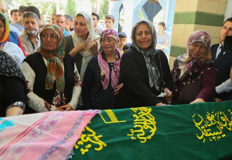 <p><strong>Selda Altay, Hatice Güllü, Ayşe Kolcu, Mübeccel Dedeoğlu, Ayşe Nur Namlı Arkan, Serpil kaldırımcı ve Mükerrem Salcan'ın</strong> cenazeleri camiye getirildiği sırada gözyaşı sel oldu.</p>