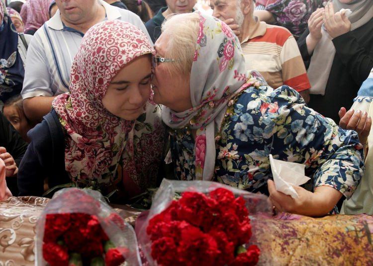 <p>Kazadan sonra acının düştüğü Yaylacık Mahallesi'ndeki evlerden feryatlar yükseldi. Her birinin ayrı hayat hikayesi olan 24 candan en dikkat çekenler ise üç kız kardeşin yaşattığı acı oldu.</p>