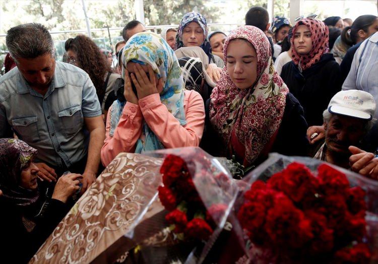 <p>Birlikte eğlenmenin hayalini kuran kardeşlerden iki çocuk annesi Fatma Sevindik ve bir çocuk annesi Hatice Güllü hayatını kaybetti, kardeşleri bir çocuk annesi Bahar Sinur ağır yaralandı.<br />
Üç kardeşten geriye kazadan yarım saat önce verdikleri molada turdaki diğer yolcularla ve kendilerini çektikleri mutluluk fotoğrafları kaldı.</p>