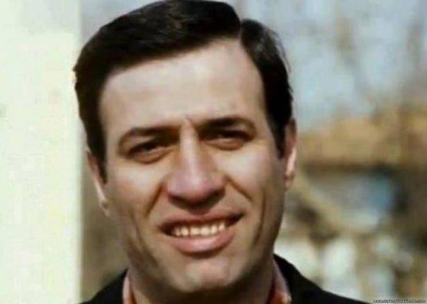 <p>Türkiye sinemasının unutulmaz isimlerinden Kemal Sunal, 52. Uluslararası Antalya Film Festivali’nde özel bir sergiyle anılıyor. AKM Fuaye’de festival boyunca açık kalacak sergi, sanatçının özel dünyasından ve sinema kariyerinden izler taşıyor.</p>