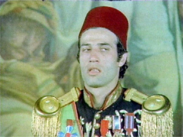 <p>Kariyeri boyunca unutulmaz filmlere imza atan Kemal Sunal, 1977 yılında Kapıcılar Kralı’ndaki rolüyle En İyi Erkek Oyuncu Altın Portakal’ını da kazanmış ve filmlerinde canlandırdığı karakterlerle beyaz perdenin unutulmazları arasına girmişti.</p>