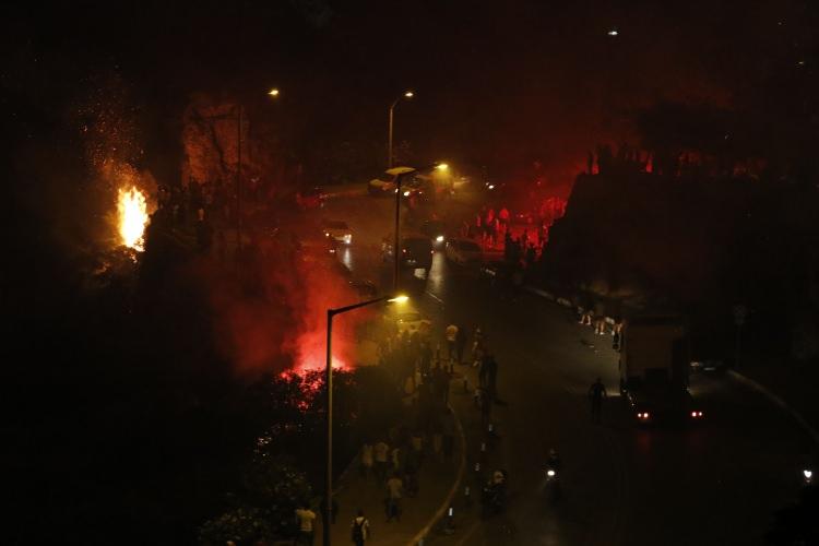 <p>Varyant ve Konyaaltı Sahili'ne sıralanan yaklaşık 5 bin taraftar, tezahüratlar eşliğinde aynı anda meşale yaktı.</p>
