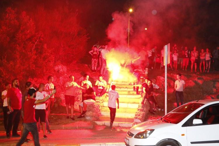 <p>Rüzgar nedeniyle kısa sürede büyüyen alevler, olay yerine çağrılan 4 itfaiye ekibi tarafından yaklaşık yarım saatlik çalışma sonucu söndürüldü. Antalyasporlu taraftarlar da yangını söndürme çalışmalarına yardım etti.</p>
