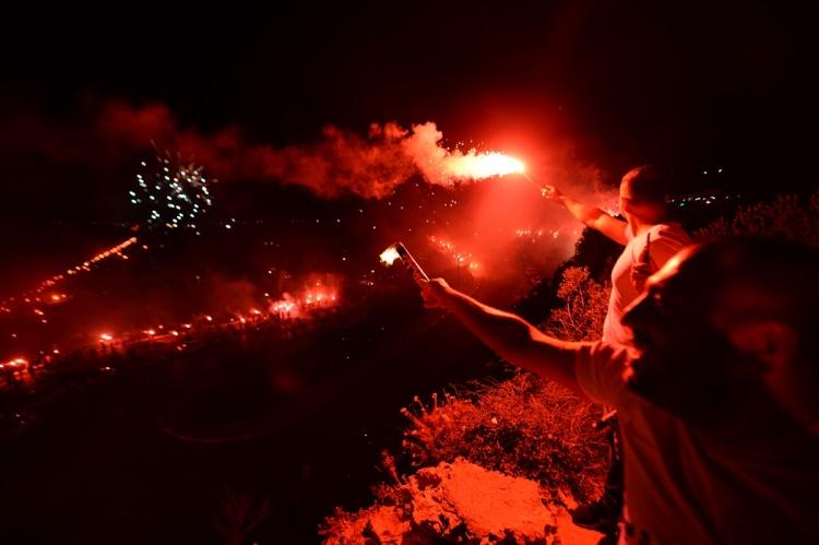 <p>Antalyasporlular Günü. 1 Meşale de Sen Yak" etkinliği kapsamında yaklaşık 5 bin Antalyaspor taraftarının yaktığı meşaleler nedeniyle 3 ayrı noktada yangın çıktı.</p>

