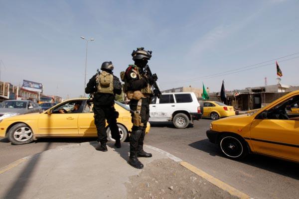 <p>Değişik &uuml;niforma tasarımlarıyla da dikkat &ccedil;eken anti-ter&ouml;r timleri IŞİD bağlantılı kişileri bulmak i&ccedil;in devriye gezdi.</p>
