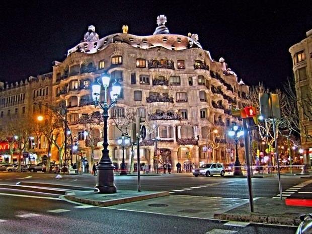 <p>La Pedrera (Barcelona, İspanya)</p>
