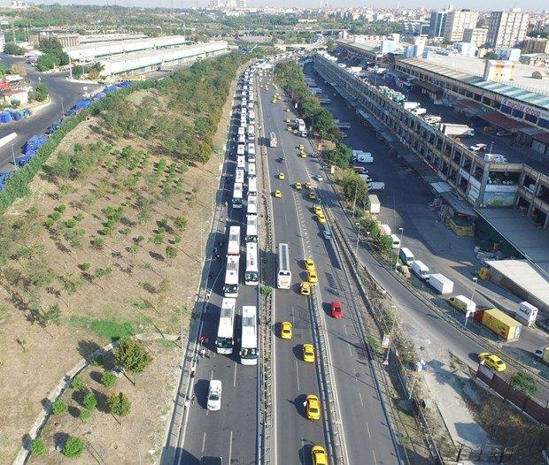 <p>İzmir’den geldiğini söyleyen bir vatandaş, “01.30’da hareket ettik. Başka çare yok” derken bir başka vatandaş, “2 saattir trafikteyiz. 24 saat yol çekilmez, sıkıldık” diye konuştu.</p>
<p> </p>