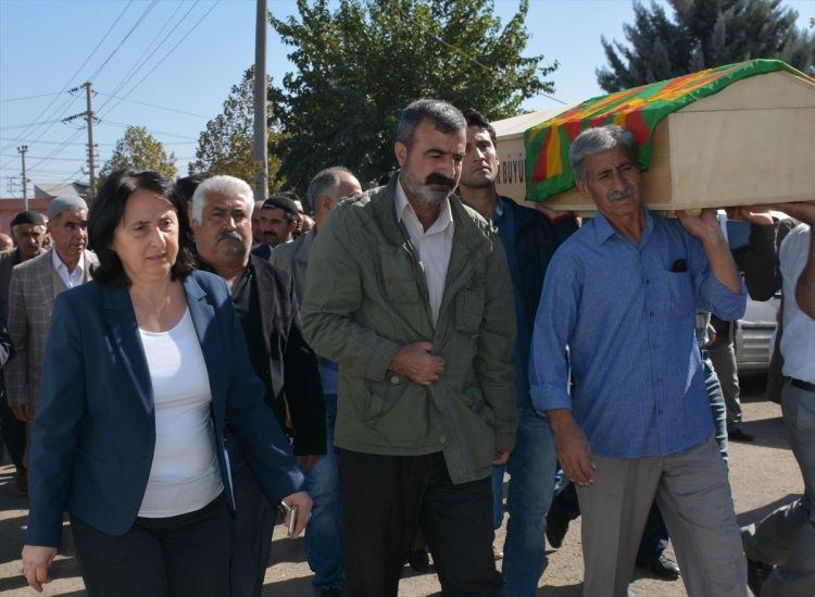 <p>Gözaltına alınan HDP'li milletvekillerinin, "terör örgütü PKK propagandası yapmak", "suçu ve suçluyu övmek", "halkı kin ve düşmanlığa tahrik", "silahlı terör örgütüne üye olmak" ve "devletin birliğini ve bütünlüğünü bozmaya teşebbüs" gibi suçlardan fezlekesi bulunuyordu. Gözaltına alınan HDP milletvekilleri hakkındaki fezlekelerde "öldürmeye teşebbüs", "örgüte üye olmak", "teröristleri operasyonların sürdüğü yerden kaçırma ve tedavi ettirmeye yardımcı olma" gibi suçlar yer alıyor. Söz konusu milletvekillerinin haklarındaki fezlekelerin bir bölümü şu suçları içeriyor. </p>

<p> </p>

<p> </p>
