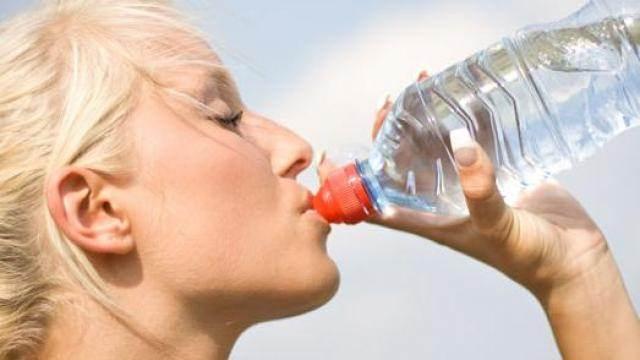 <p>Günde en az <strong>2-2.5 litre sıvı </strong>tüketmeye özen gösterin.</p>
