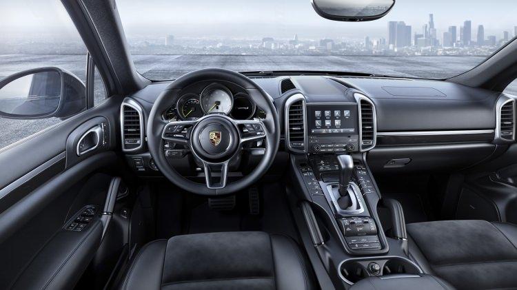 <p><span style="color:#D3D3D3">Üç litrelik V6 motoru 193 kW (262 hp) güce sahip olan aracın lastiklerine bağlı olarak, Yeni Avrupa Sürüş Çevirmine (NEDC'ye) göre 100 kilometrede 6,8 ile 6,6 litre arasında yakıt tüketiyor. </span></p>
<p><span style="color:#D3D3D3">Cayenne S E-Hybrid'in birleşik motor gücü ise 306 kW (416 hp). Böylece, üç litrelik V6 benzin motoruyla elektrik motorunun mükemmel etkileşimi sayesinde toplam yakıt tüketimi 3,4-3,3 litre/100 km olarak vadediyor. </span></p>