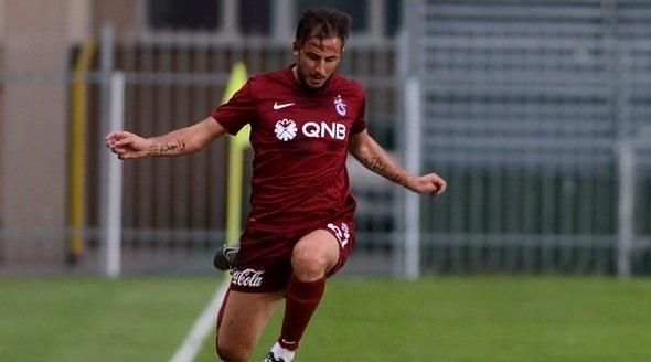 <p><strong>ZEKİ YAVRU DA YENİLEDİ</strong></p>

<p>Trabzonspor, iç transferde Zeki Yavru ile de 2 yıllık sözleşme imzaladı. 24 yaşındaki oyuncu 2 yıl için 2 milyon 750 bin TL alacak.</p>

